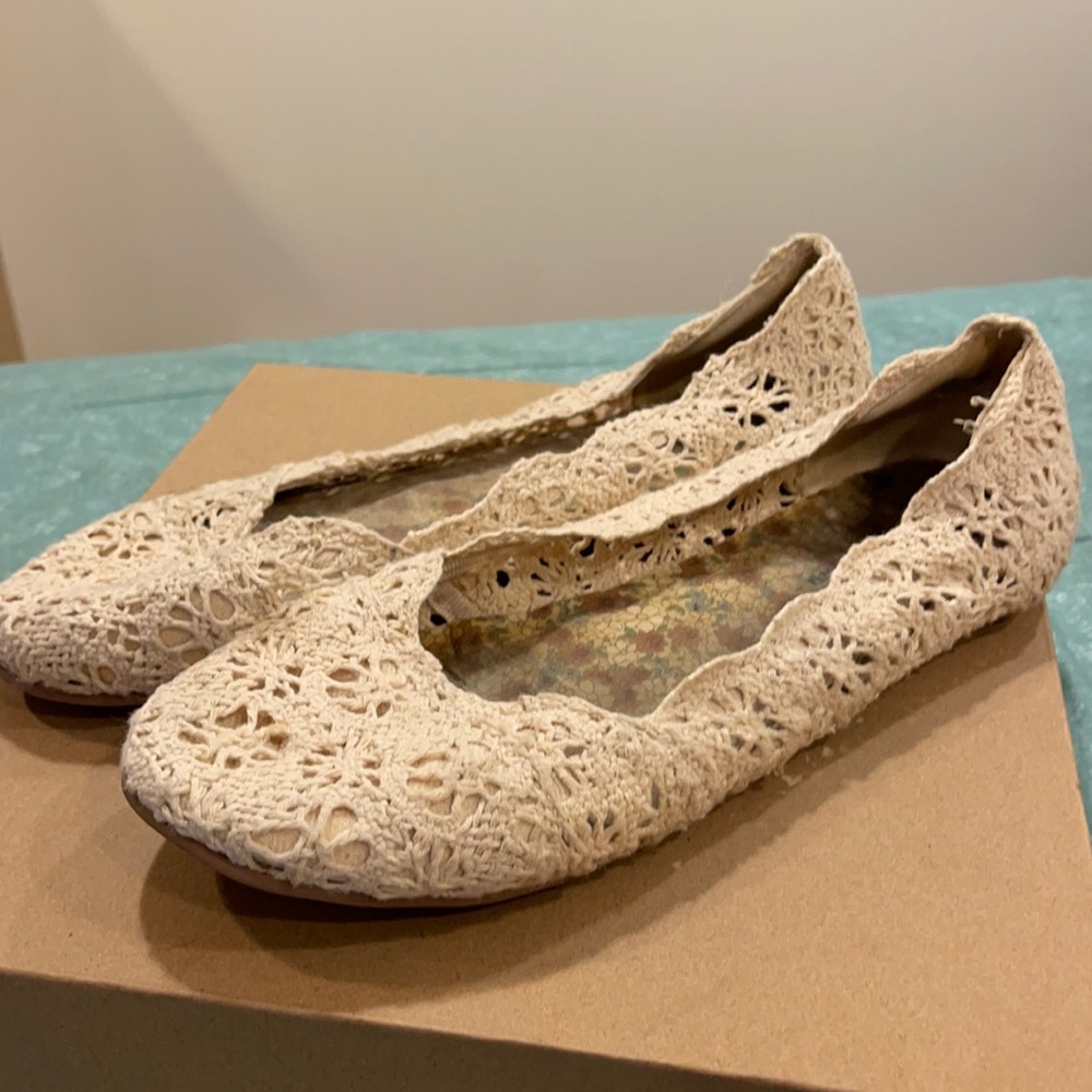 White Lace Flats